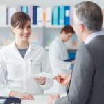 посетитель в аптеке