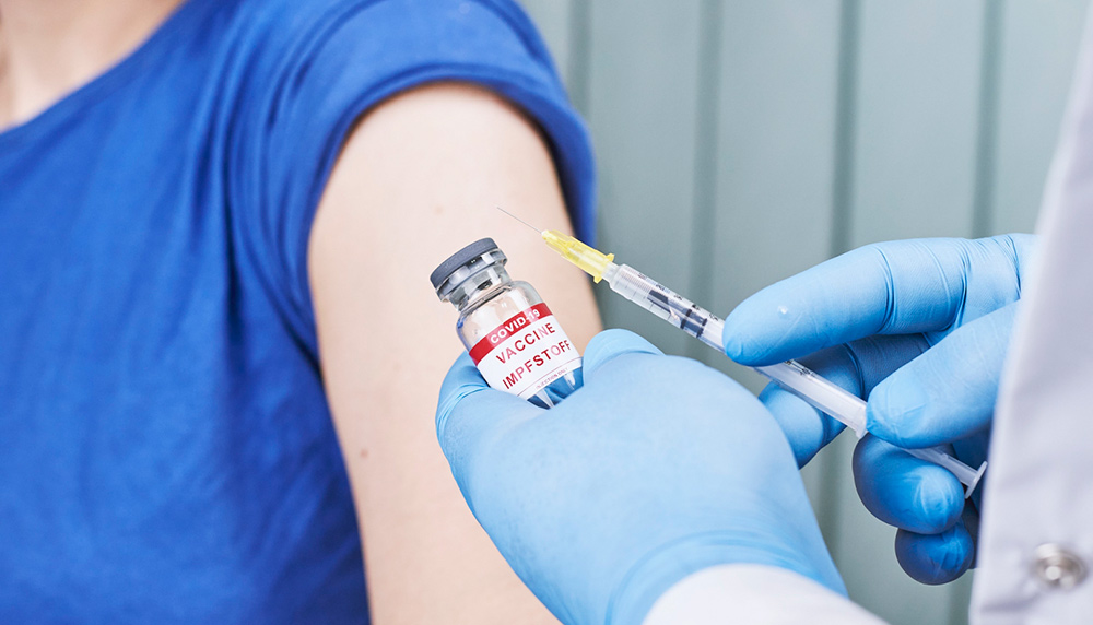 Компанія Pfizer повідомила, яким дітям безпечно колоти COVID-вакцину