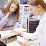 Фармацевт читає рецепт
